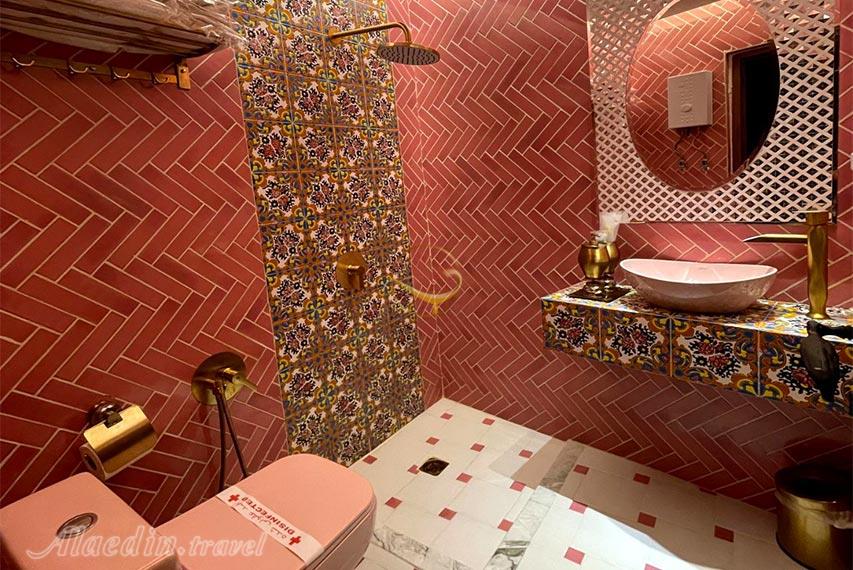حمام و سرویس بهداشتی صورتی بوتیک هتل صارم الدوله ونوشک | علاالدین تراول