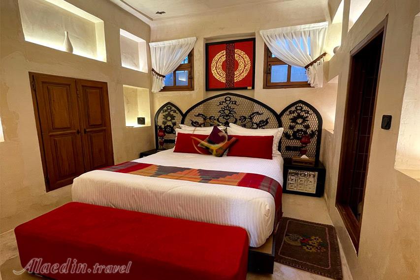 اتاق گلسرخی بوتیک هتل صارم الدوله ونوشک | علاالدین تراول