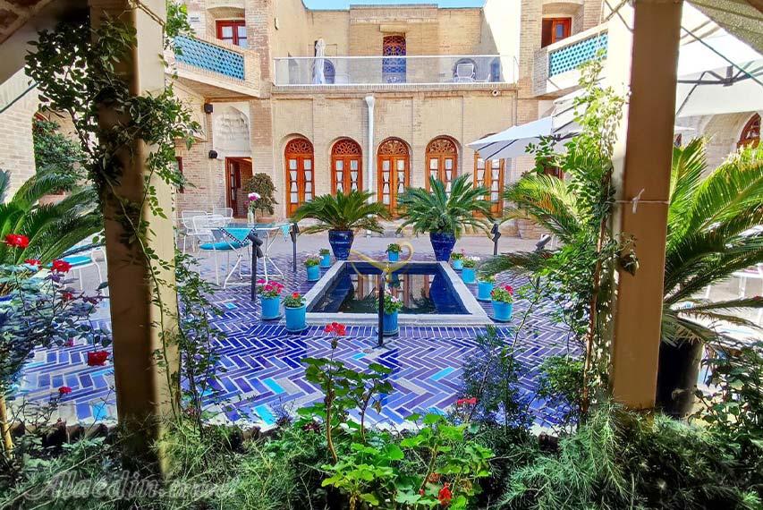 حیاط بوتیک هتل صارم الدوله ونوشک | علاالدین تراول