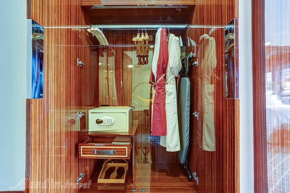 کمد اتاق دو تخته هتل پنج ستاره داریوش کیش | علاءالدین تراول