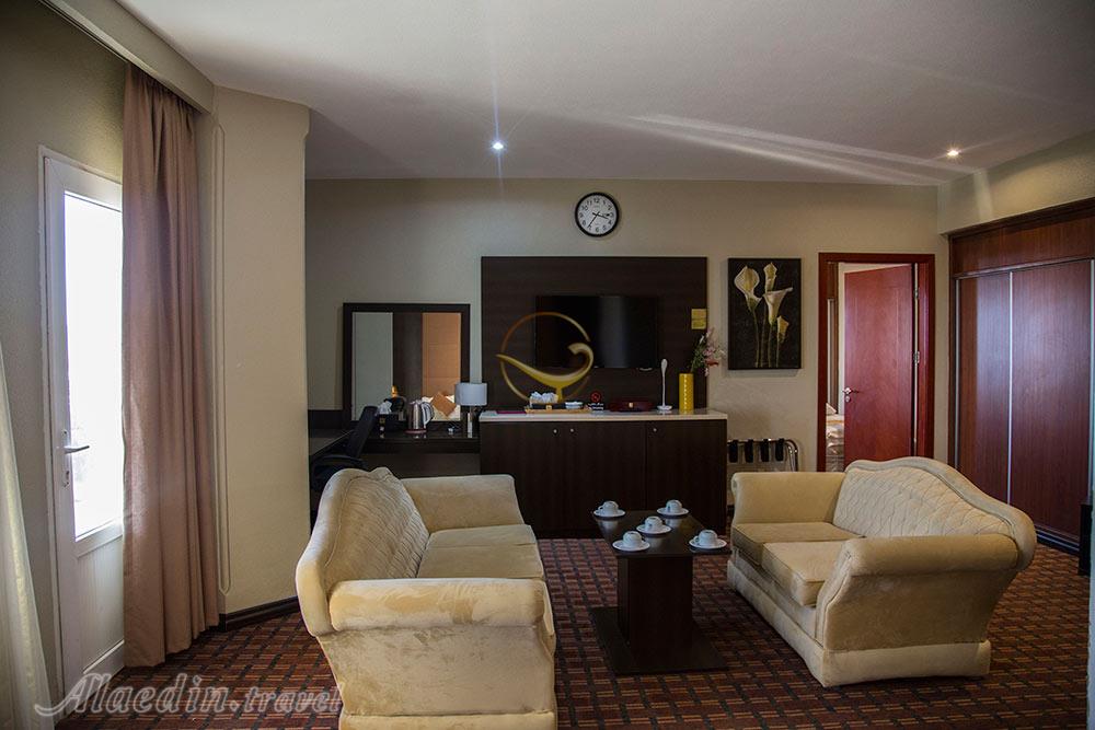 فضای نشیمن سوئیت هتل پنج ستاره ایران کیش | علاءالدین تراول