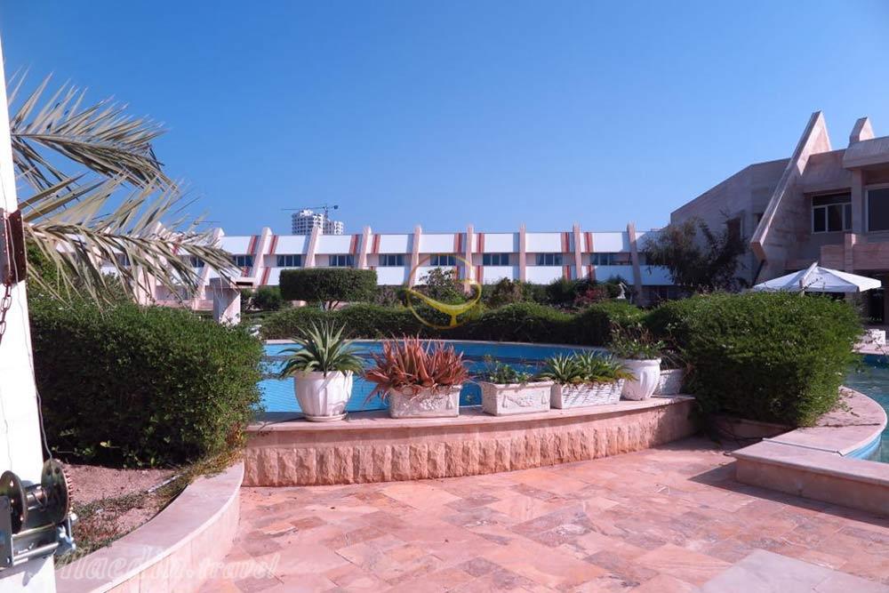 محوطه بیرونی هتل پنج ستاره مارینا پارک کیش | علاءالدین تراول