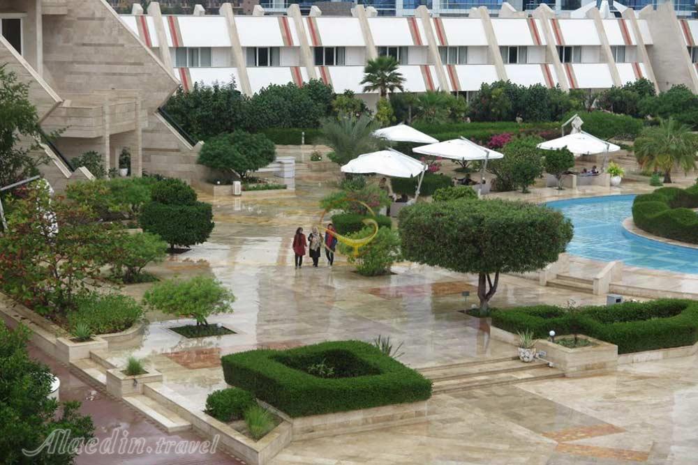 محوطه بیرونی هتل پنج ستاره مارینا پارک کیش | علاءالدین تراول
