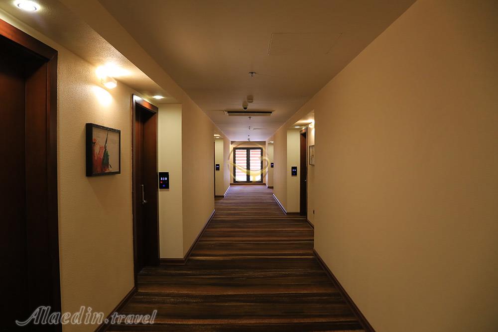 راهرو هتل 5 ستاره میراژ کیش | علاءالدین تراول