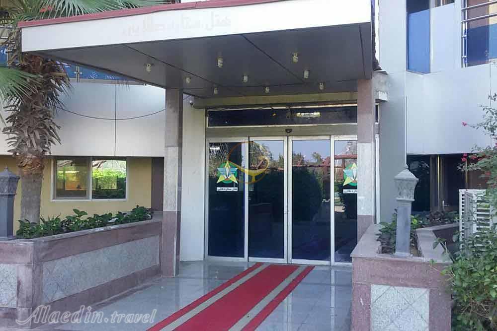 ورودی هتل ستاره طلایی کیش | علاءالدین تراول