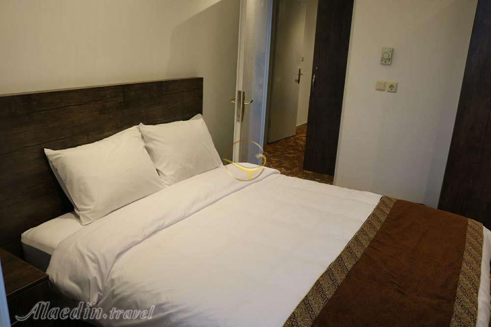 سوئیت دوخوابه چهارنفره هتل 4 ستاره ابریشمی لاهیجان | علاءالدین تراول