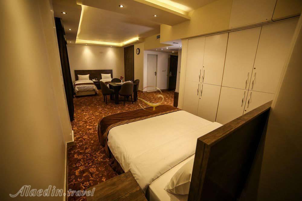 اتاق چهار تخته دبل هتل 4 ستاره ابریشمی لاهیجان | علاءالدین تراول