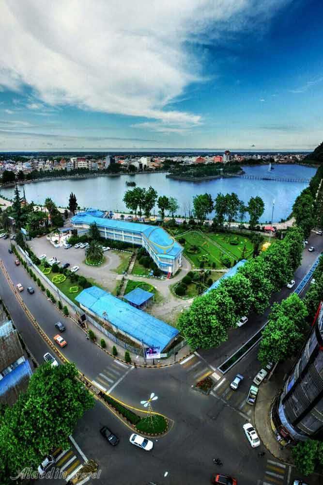 نمای بیرونی از داخل اتاق هتل جهانگردی لاهیجان | علاءالدین تراول