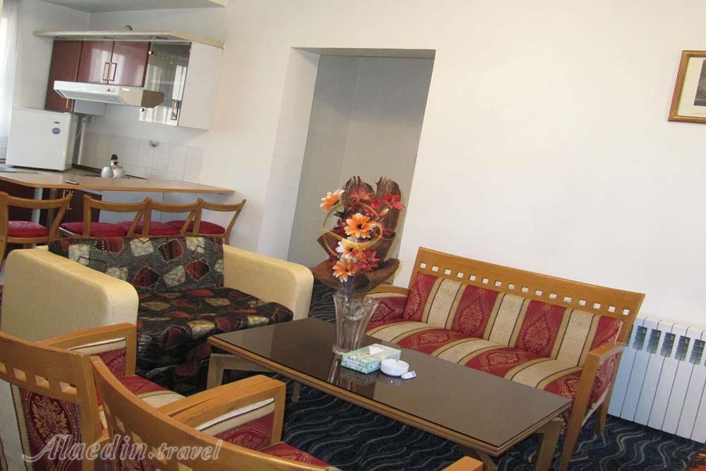 فضای نشیمن هتل جهانگردی تخت جمشید مرودشت | علاءالدین تراول