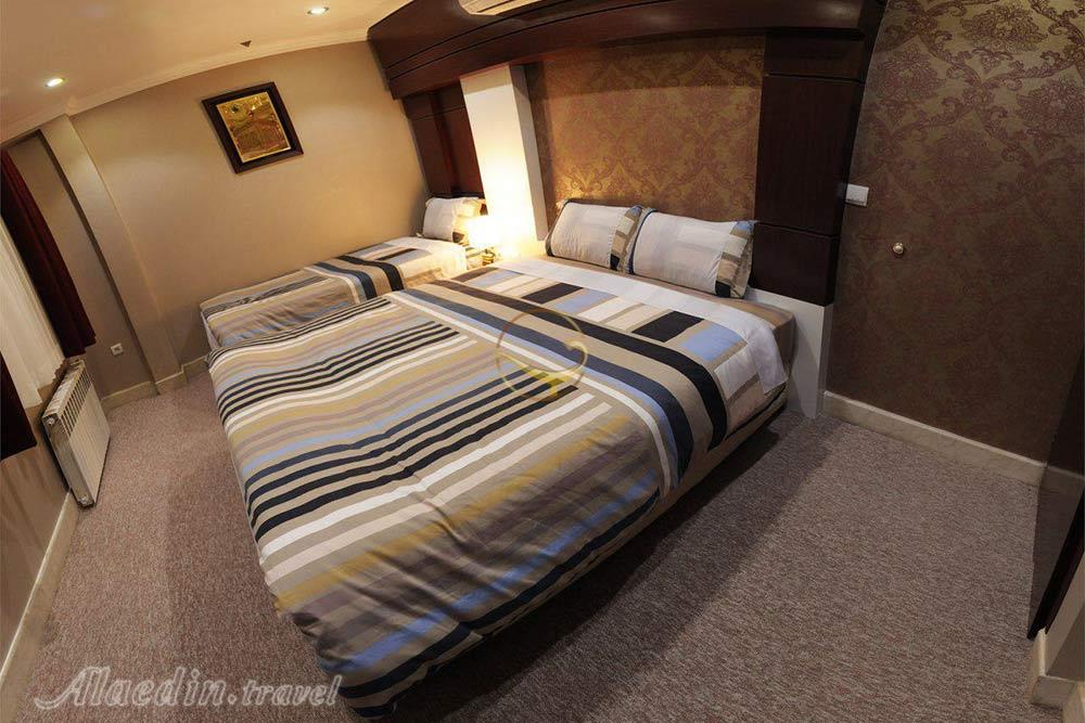 اتاق سه تخته هتل آپارتمان قصر آیدین مشهد  | علاءالدین تراول