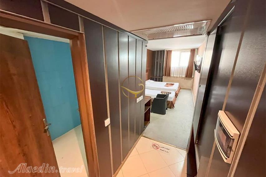 ورودی اتاق دو تخته هتل قصر نیلی مشهد | علاالدین تراول