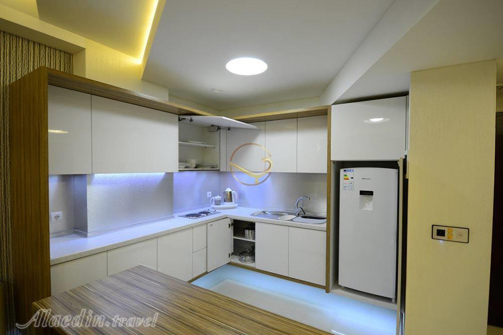 آشپزخانه مدرن هتل آپارتمان 4 ستاره حیات مشهد | علاءالدین تراول