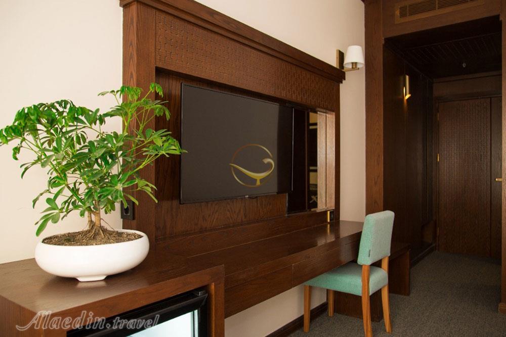 فضای داخل اتاق هتل جوارالملک مشهد | علاءالدین تراول