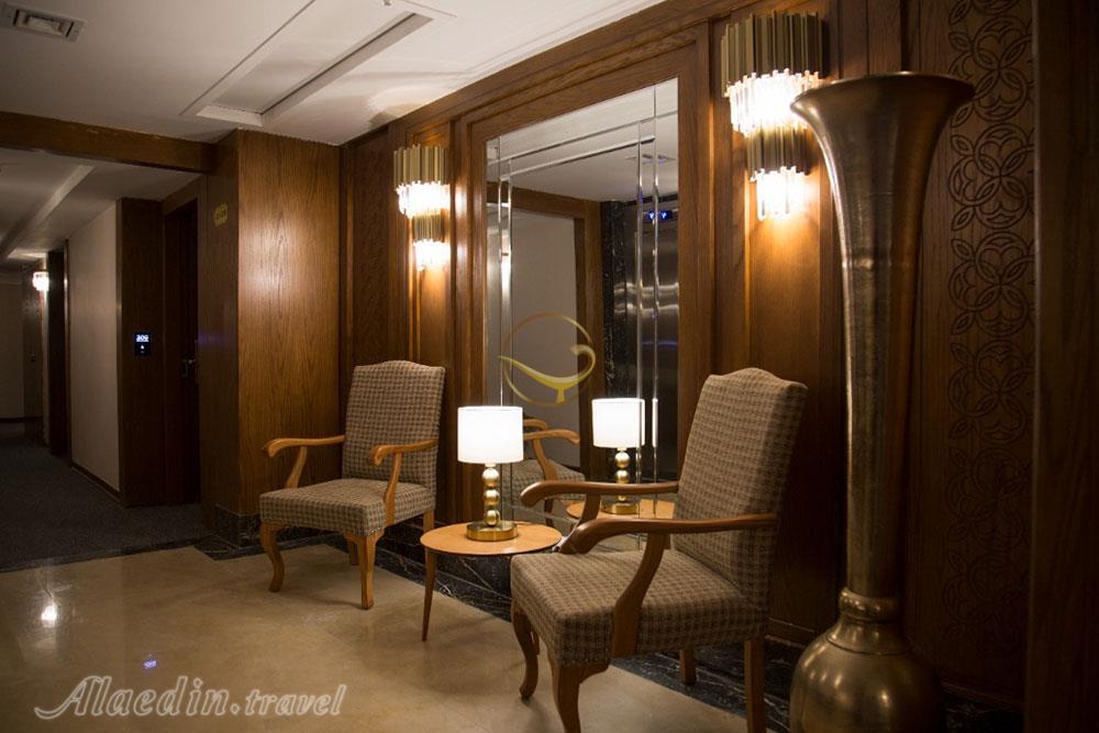 ورودی راهرو هتل جوارالملک مشهد | علاءالدین تراول