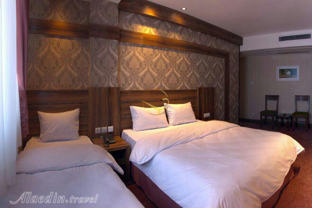 اتاق سه تخته هتل 2 ستاره کارن مشهد | علاءالدین تراول