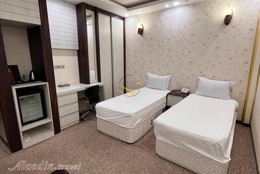 هتل مهربد فیروزه میبد | علاالدین تراول