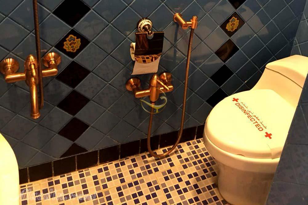 سرویس بهداشتی داخل اتاق هتل 3 ستاره کاروانسرای عباسی کوه پا نایین | علاءالدین تراول