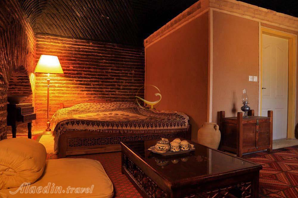 نمای داخلی اتاق‌های هتل 3 ستاره کاروانسرای عباسی کوه پا نایین | علاءالدین تراول