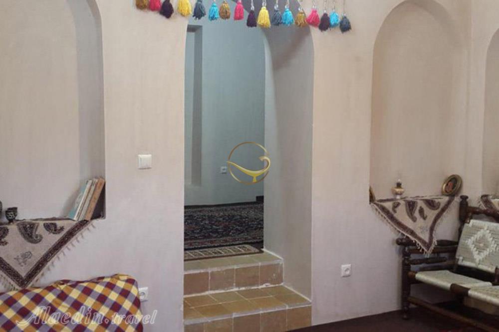 راهرو محوطه بیرونی اقامتگاه سنتی خانه توسلیان نطنز | علاءالدین تراول