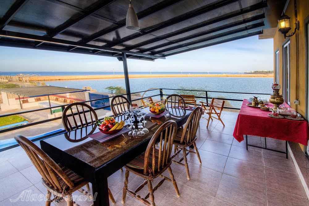 تراس رو به دریا هتل 3 ستاره فولتون قشم | علاءالدین تراول