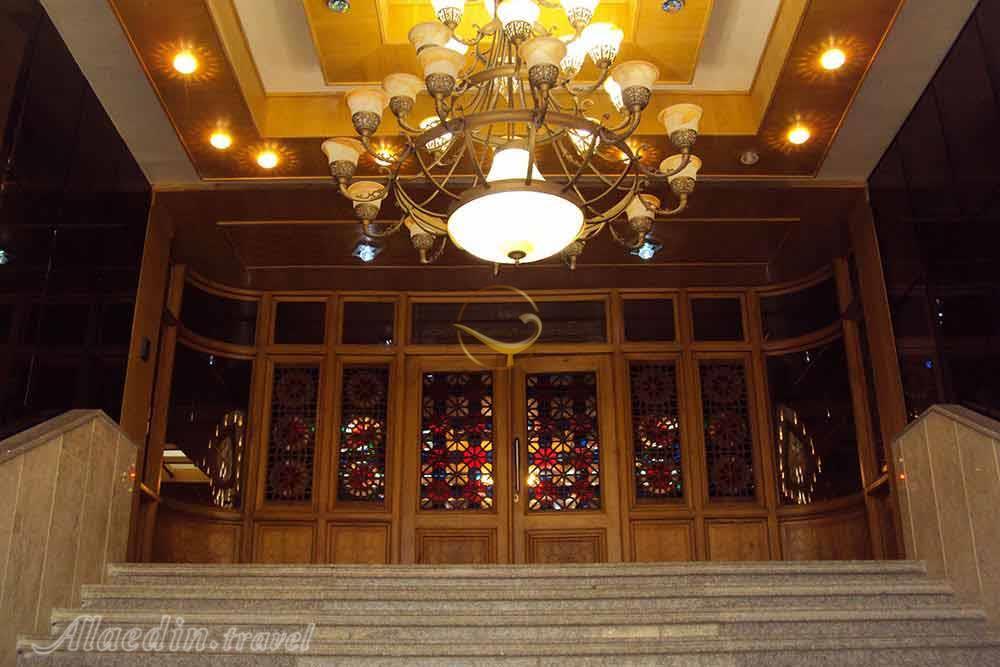 ورودی هتل آپارتمان سفیر قشم | علاءالدین تراول