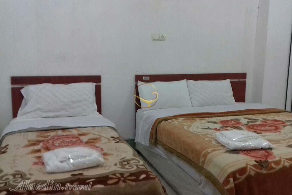اتاق سه تخته هتل آپارتمان شادناز قشم | علاءالدین تراول