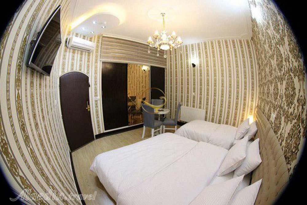 اتاق تریپل با تخت کینگ سایز هتل 4 ستاره الوند قم | علاءالدین تراول