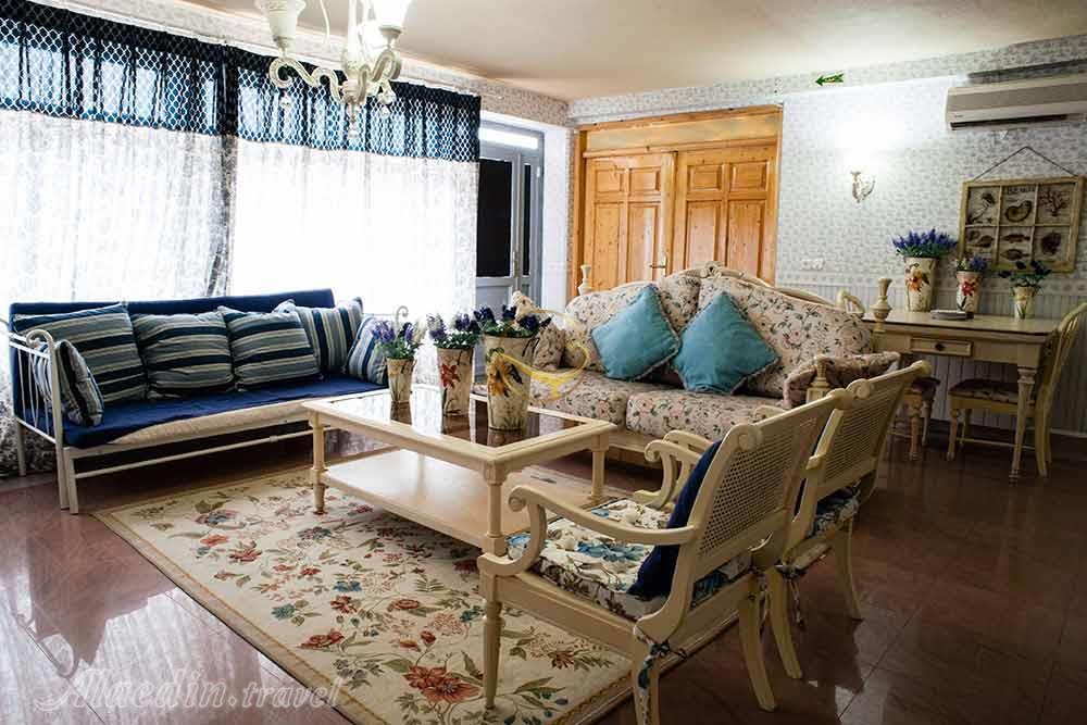 فضای نشیمن هتل 4 ستاره بام سبز رامسر | علاءالدین تراول