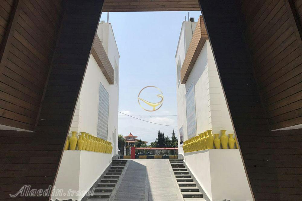 محوطه هتل آپارتمان باروژ رامسر | علاءالدین تراول