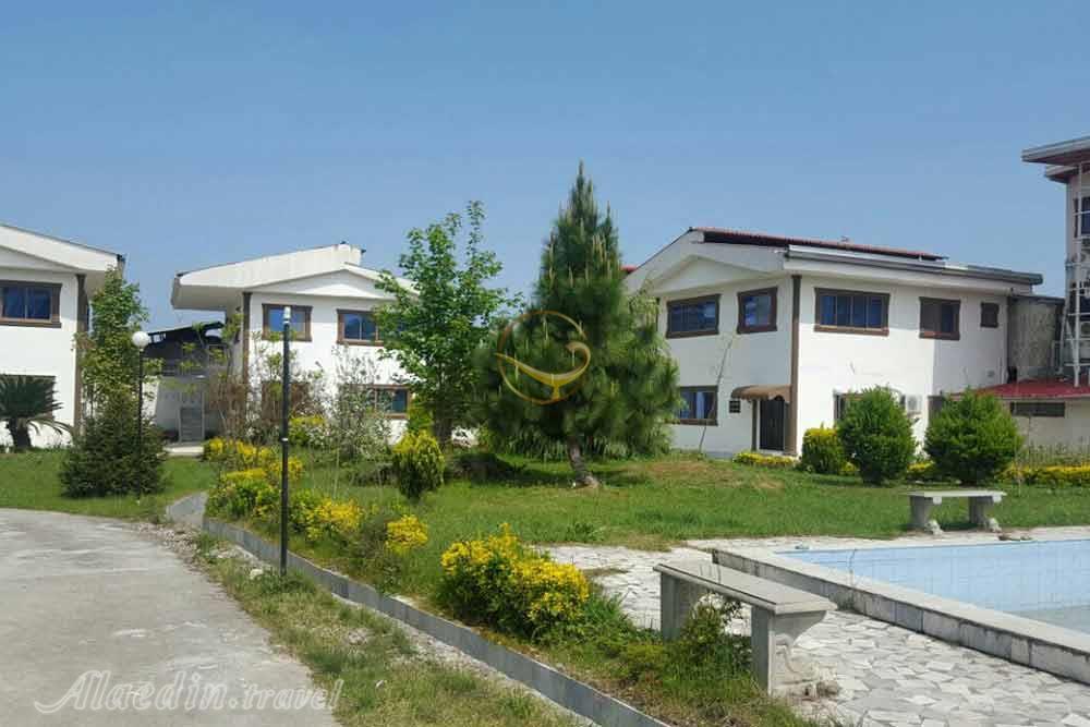 محوطه هتل بزرگ سه ستاره ملکشاه رامسر | علاءالدین تراول