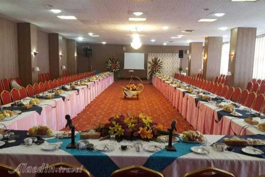 استخر هتل چهار ستاره پارسیان آزادی رامسر | علاءالدین تراول