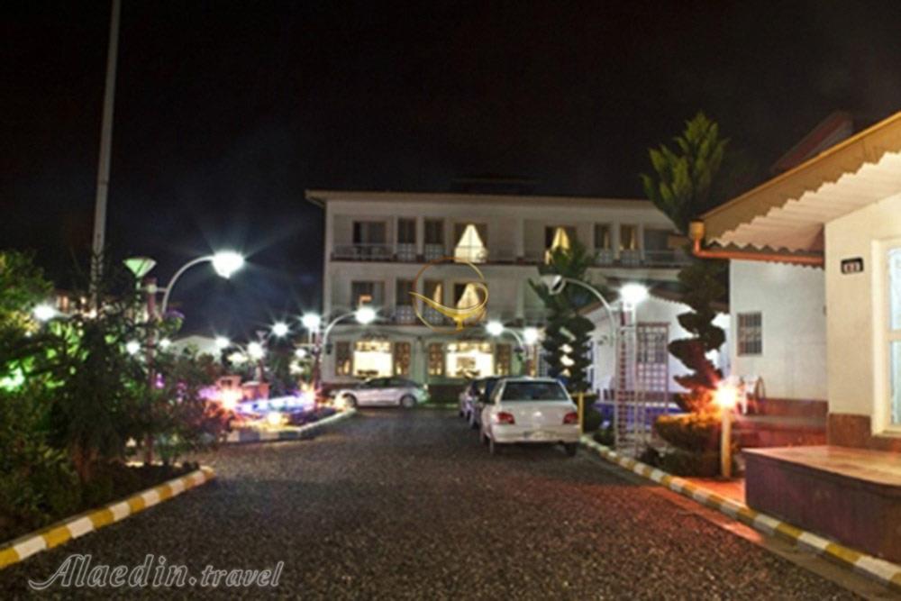 محوطه هتل آپارتمان 4 ستاره پدیدار خزر رودسر | علاءالدین تراول