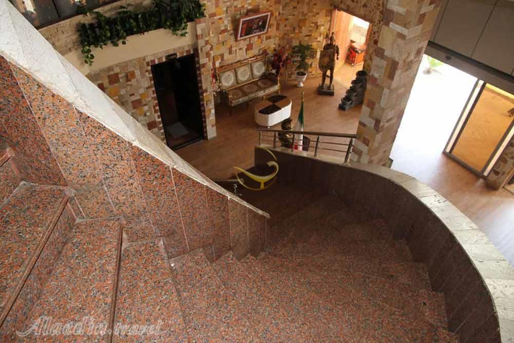 پله های هتل سه ستاره ترنج رودسر | علاءالدین تراول