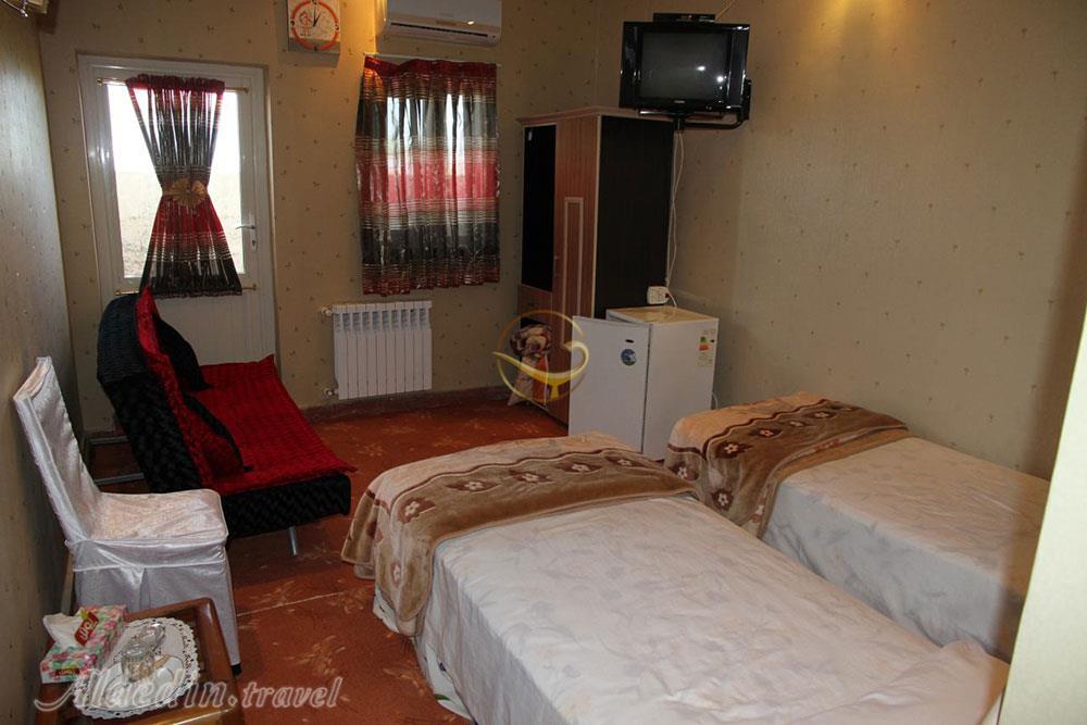 اتاق تویین هتل سه ستاره ترنج رودسر | علاءالدین تراول