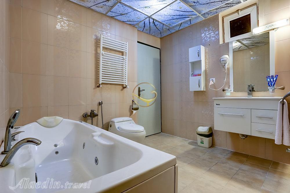 سرویس بهداشتی اتاق های هتل آپارتمان 4 ستاره پدرام سرعین | علاءالدین تراول