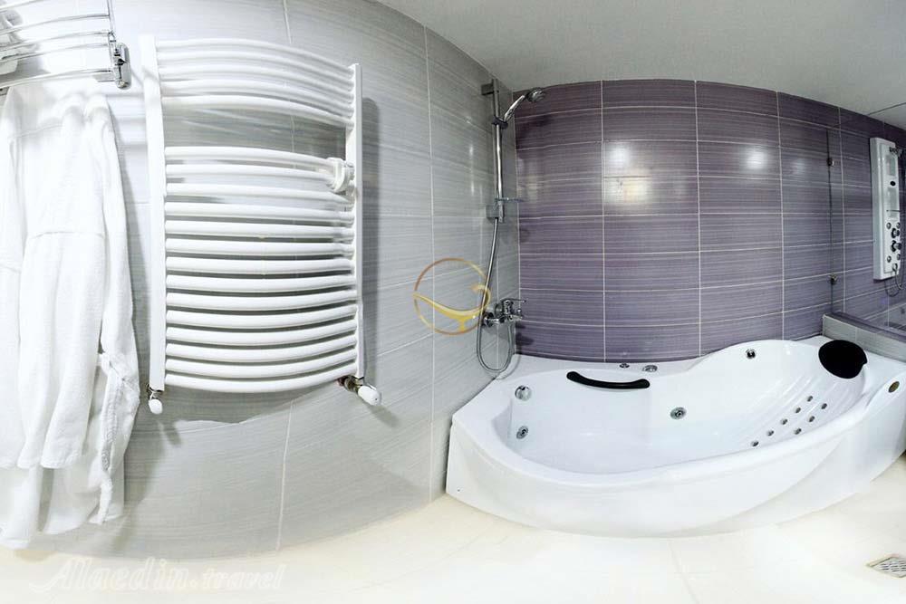 حمام هتل 4 ستاره پارسیان آزادی شهر کرد | علاءالدین تراول