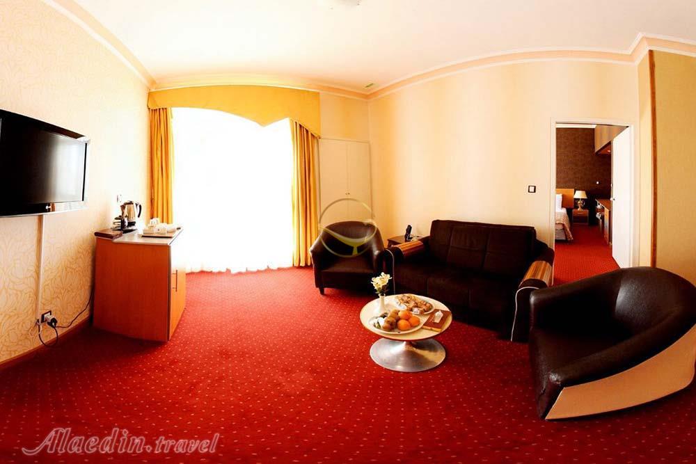 فضای نشیمن سوئیت هتل 4 ستاره پارسیان آزادی شهر کرد | علاءالدین تراول