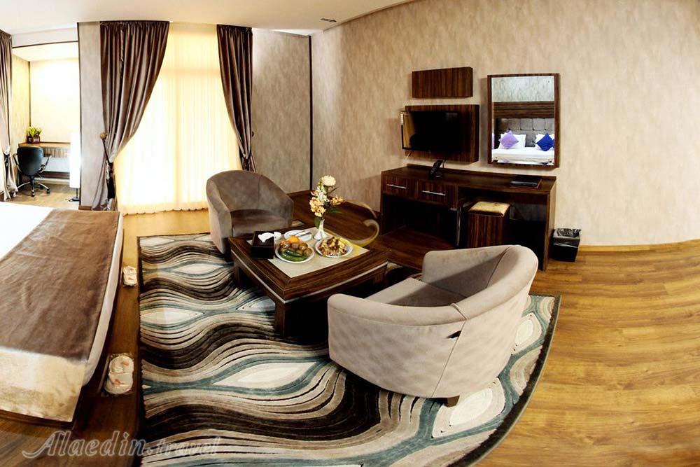 فضای نشیمن اتاق هتل 4 ستاره پارسیان آزادی شهر کرد | علاءالدین تراول