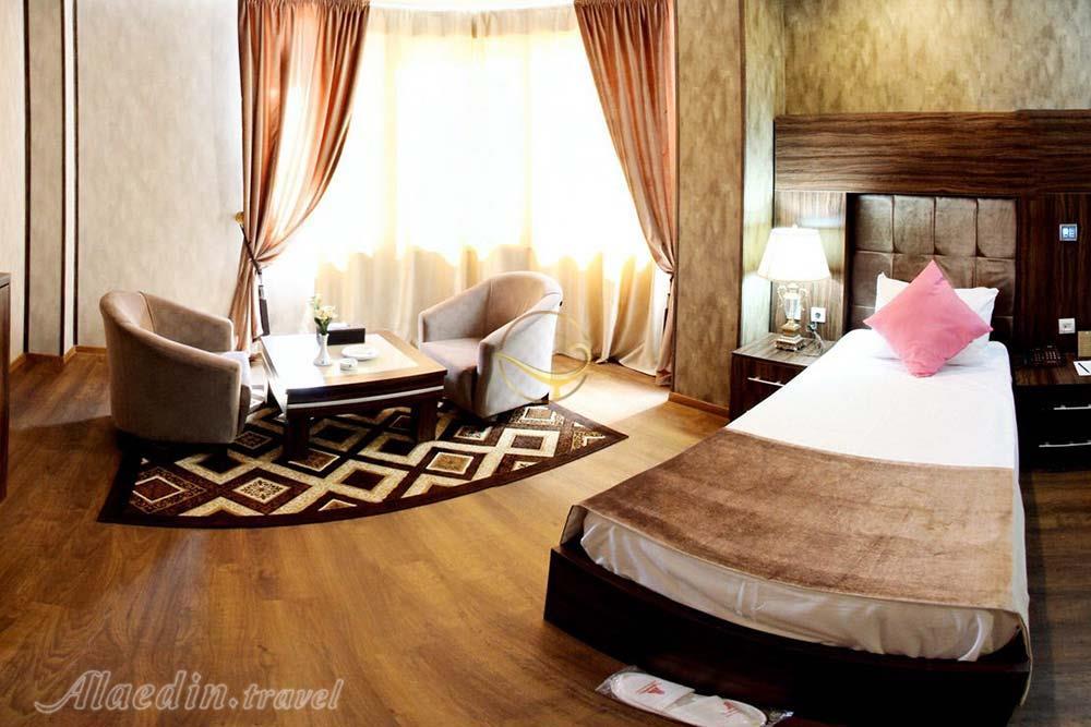 اتاق یک تخته هتل 4 ستاره پارسیان آزادی شهر کرد | علاءالدین تراول