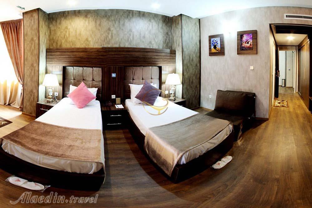 اتاق دوتخته هتل 4 ستاره پارسیان آزادی شهر کرد | علاءالدین تراول