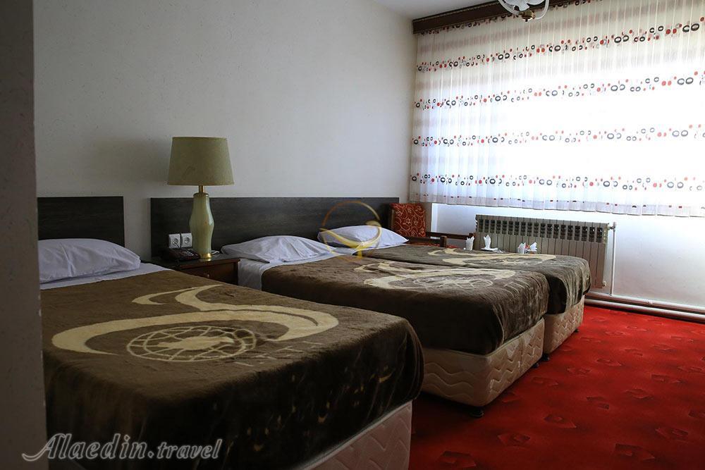 اتاق سه تخته هتل جهانگردی شهرکرد | علاءالدین تراول