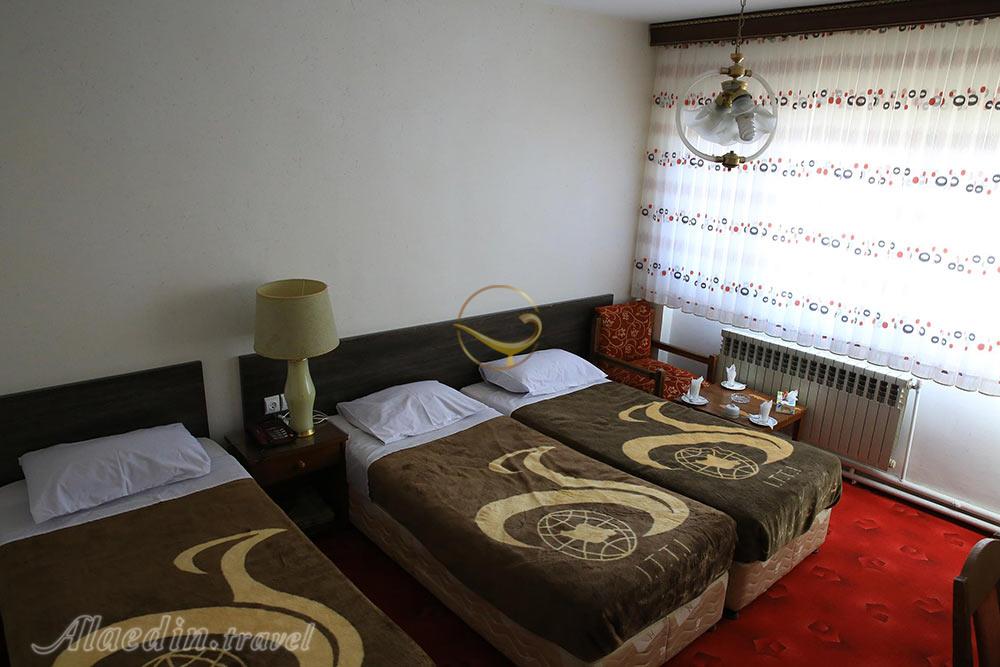 اتاق سه تخته هتل جهانگردی شهر کرد | علاءالدین تراول