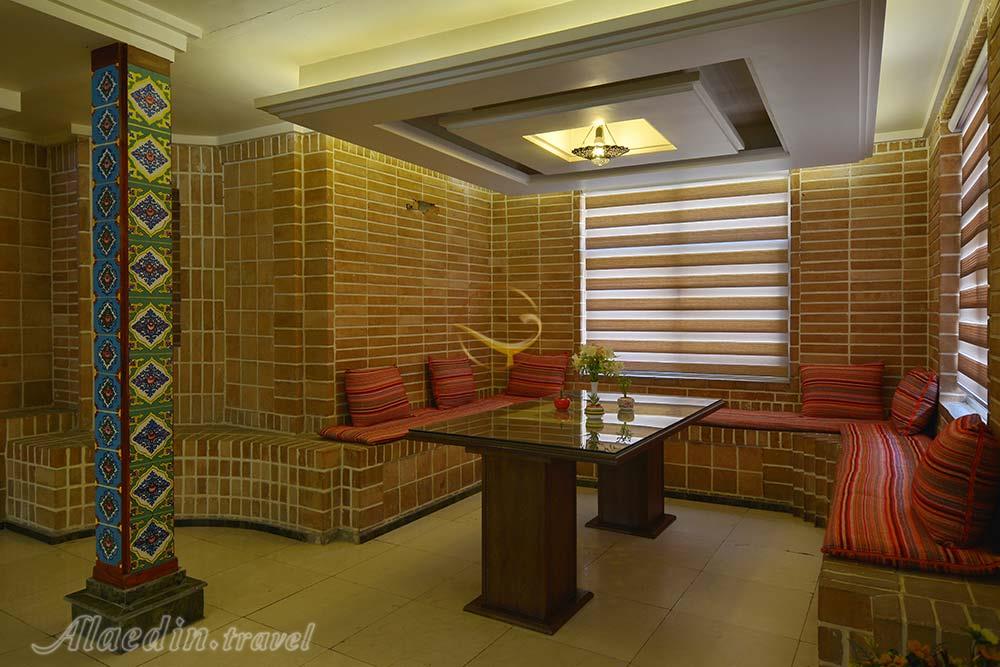 رستوران هتل 3 ستاره ارگ شیراز | علاءالدین تراول