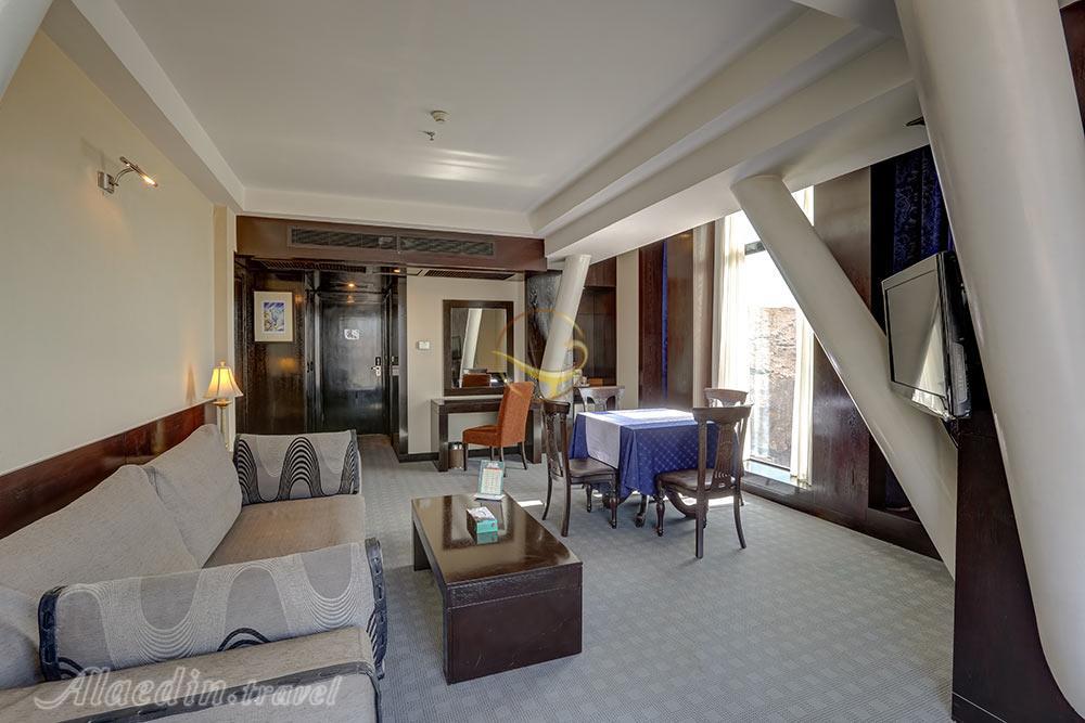 فضای نشیمن سوئیت هتل چمران شیراز | علاءالدین تراول