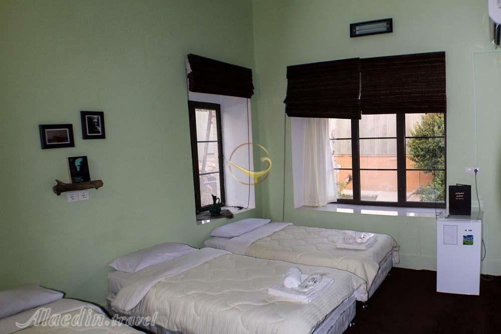 اتاق سه تخته اقامتگاه بومگردی خانه باغ ایرانی شیراز | علاءالدین تراول