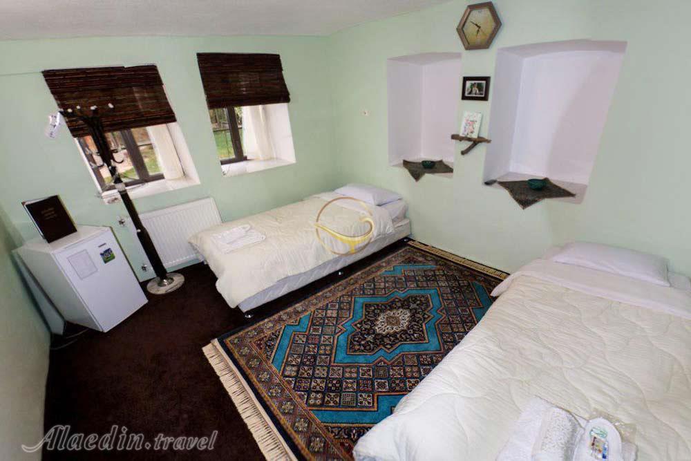 اتاق دو تخته تویین اقامتگاه بومگردی خانه باغ ایرانی شیراز | علاءالدین تراول
