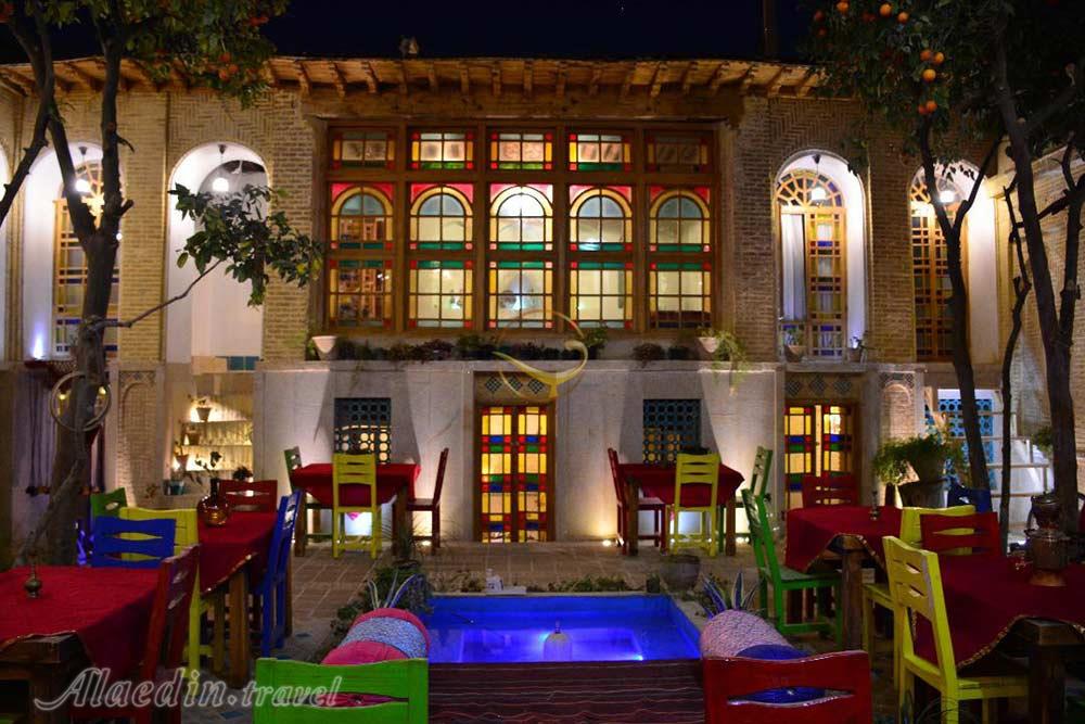 عکس های اقامتگاه بومگردی عمارت هفت رنگ شیراز
