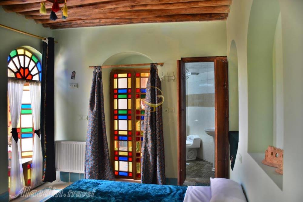 اقامتگاه بومگردی عمارت هفت رنگ شیراز | علاءالدین تراول