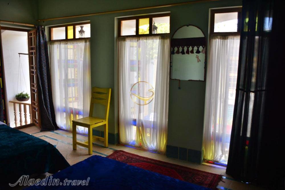 اقامتگاه بومگردی عمارت هفت رنگ شیراز | علاءالدین تراول