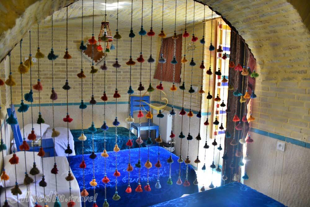 اقامتگاه بومگردی عمارت هفت رنگ شیراز | علاءالدین تراول